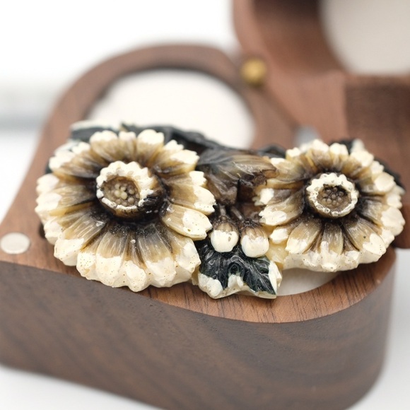 Super Sweet Flower Brooch - Picture 4 of 6